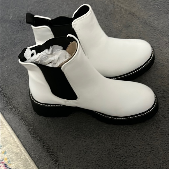Stylish White and Black Ankle Boots - Picture 1 of 3